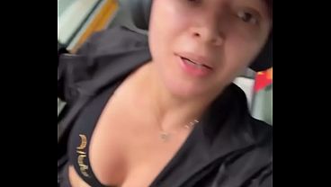 Latina Peruana en el Metro: Reportera con Auriculares y Tetas Generosas
